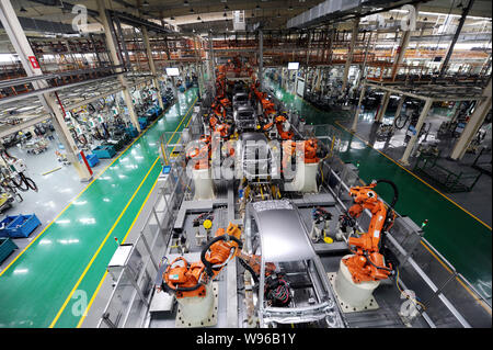 Roboter schweißen Körper von Emgrand Autos am Fließband in einer automatischen Anlage von Geely in Hangzhou City, East China Zhejiang provinz, 15. Mai 2012. Geel Stockfoto