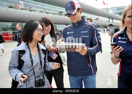 Brasilianischen F1 Fahrer Bruno Senna der Williams-Renault team Anzeichen für Fans während einer Pressekonferenz in Shanghai, China, 12. April 2012. Die formul Stockfoto
