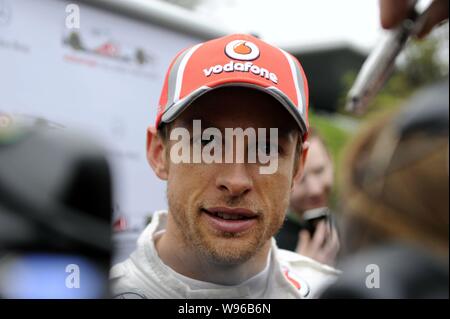 Britische F1 Fahrer Jenson Button der McLaren Team spricht während einer Pressekonferenz in Shanghai, China, 13. April 2012. Stockfoto