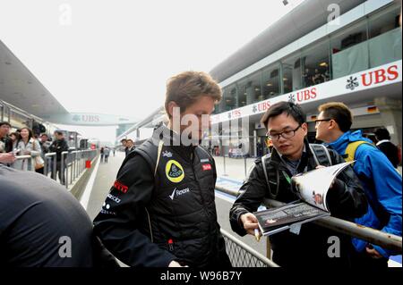 Französisch F1 Fahrer Romain Grosjean Der Lotus-Renault team Anzeichen für Fans während eines Fans treffen in Shanghai, China, 12. April 2012. Die Formel 1 Stockfoto
