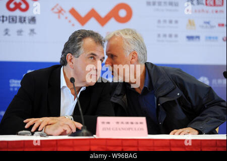 Kanadische Filmregisseur und Produzent James Cameron, rechts, spricht mit Fox Filmed Entertainment Co-Chairman und CEO Jim Gianopulos auf einer Pressekonferenz Stockfoto