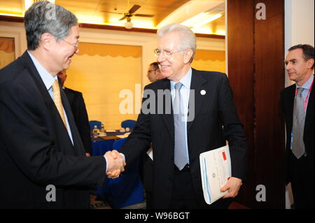 Der italienische Premierminister Mario Monti schüttelt Hände mit Zhou Xiaochuan, Gouverneur der Völker Bank of China (Pboc), während der BFA-Jahrestagung 20. Stockfoto