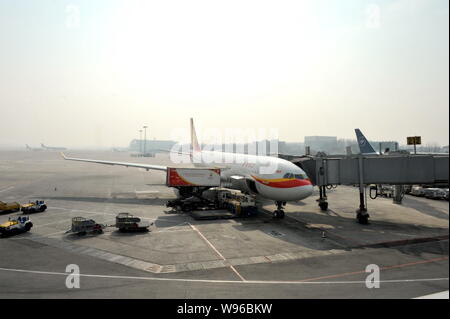 ---- Blick auf die Welten der erste Airbus alle Business Class A330-200 von Hong Kong Airline an der Beijing Capital International Flughafen in Peking, Kinn Stockfoto
