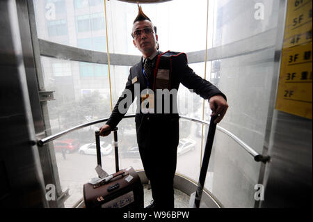 Zhou Fei, wie die Angesagtesten Bettler in China bekannt ist, stellt in einem Aufzug in Chongqing, China, 23. Februar 2012. Anzug, mit pe gespritzt Stockfoto
