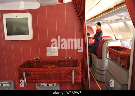 Blick auf ein Baby bett des weltweit ersten Airbus alle Business Class A330-200 von Hong Kong Airline in Peking, China, 15. Februar 2012. Die Welterste Stockfoto