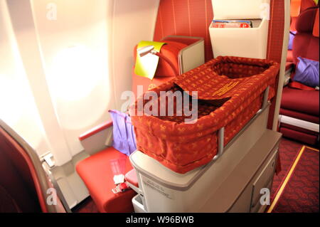 Blick auf ein Baby bett des weltweit ersten Airbus alle Business Class A330-200 von Hong Kong Airline in Peking, China, 15. Februar 2012. Die Welterste Stockfoto
