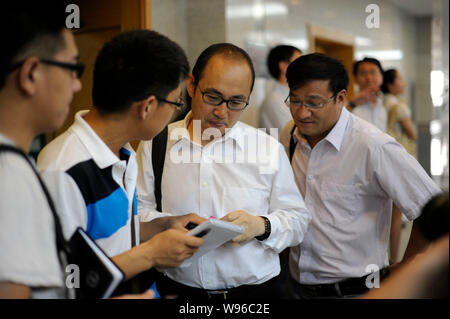 ------ Pan Shiyi, Mitbegründer, Chairman und Co-CEO der SOHO China, Gespräche mit anderen vor einer Auktion in Peking, China, 6. Juli 2011. Trotz der Co Stockfoto
