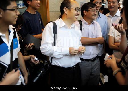 ------ Pan Shiyi, Mitbegründer, Chairman und Co-CEO der SOHO China, Gespräche mit anderen vor einer Auktion in Peking, China, 6. Juli 2011. Trotz der Co Stockfoto