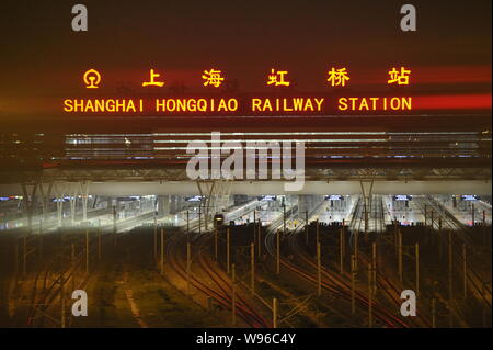 ---- Blick auf den Bahnhof Shanghai Hongqiao in Shanghai, China, 16. August 2011. Rund 52,6 Millionen Passagiere haben auf dem Beijing gereist Stockfoto