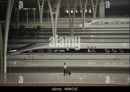 ------ Bullet Züge sind auf dem Bild Shanghai Hongqiao Bahnhof, ein Terminal der Beijing-Shanghai High-speed Railway, in Shanghai, China Stockfoto