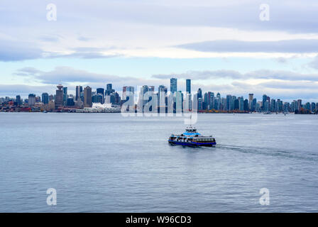 VANCOUVER, BC, Kanada - 28. Oktober 2018: Der SeaBus ist eine Personenfähre verbindet die Innenstadt mit North Vancouver über den Hafen. Stockfoto