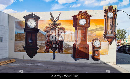Städtische Wanduhr an der Ecke der Wand in der Innenstadt von Las Vegas, Nevada, USA gemalt. Schaffung der surrealistischen Illusion von Zeit und Raum. Stockfoto