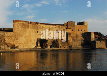 Einen schönen Panoramablick auf das alte, historische Festung und Schloss des charmanten, historischen Collioure, Frankreich, am Nachmittag Licht reflektiert. Stockfoto