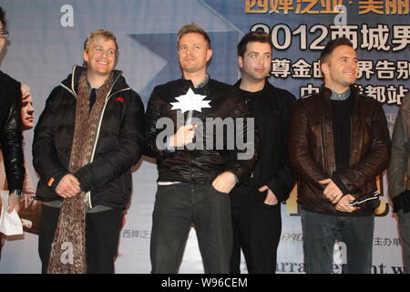 (Von links) Kian, Nicky, Mark und Shane der Irischen Boyband Westlife abgebildet sind während einer Pressekonferenz in Chengdu, Sichuan im Südwesten Chinas provinc Stockfoto