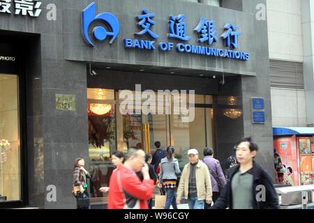 ---- Fußgänger vorbei an eine Filiale der Bank of Communications (BoCom) in Chongqing, China, 28. März 2012. Bank für Kommunikation hat die Genehmigung erhielt Stockfoto