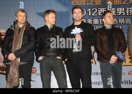 (Von links) Kian, Nicky, Mark und Shane der Irischen Boyband Westlife abgebildet sind während einer Pressekonferenz in Chengdu, Sichuan im Südwesten Chinas provinc Stockfoto