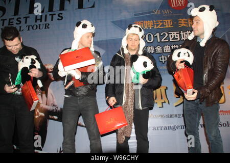 (Von links) Mark, Nicky, Kian und Shane der Irischen Boyband Westlife abgebildet sind während einer Pressekonferenz in Chengdu, Sichuan im Südwesten Chinas provinc Stockfoto