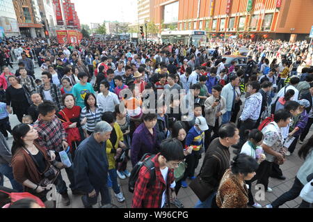 Touristen Masse der Wangfujing Einkaufsstraße während der nationalen Feiertag in Peking, China, 1. Oktober 2012. Die erweiterten nationalen Feiertagen und Stockfoto