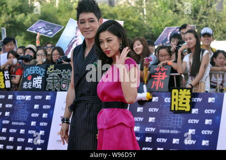 Chinesische Schauspielerin Zhu Zhu, rechts, Freundin von Juventus FC Eigentümer Lapo Elkann und Taiwanesische TV host Andy Chen kommen für die 11 CCTV-MTV Music Award Stockfoto