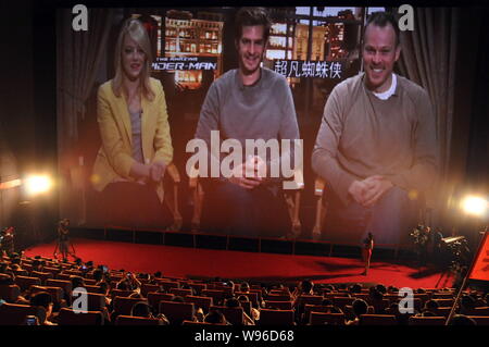 (Von links) US Schauspielerin Emma Stone, Schauspieler Andrew Garfield und Regisseur Marc Webb sind live bei der Premiere für den Film, die erstaunliche Spid Stockfoto