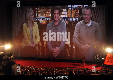 (Von links) US Schauspielerin Emma Stone, Schauspieler Andrew Garfield und Regisseur Marc Webb sind live bei der Premiere für den Film, die erstaunliche Spid Stockfoto