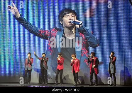 Mitglieder der Koreanischen Boyband Shinhwa führen Sie bei ihrem Konzert in Guangzhou City, South China Guangdong Provinz, 30. Juni 2012. Stockfoto