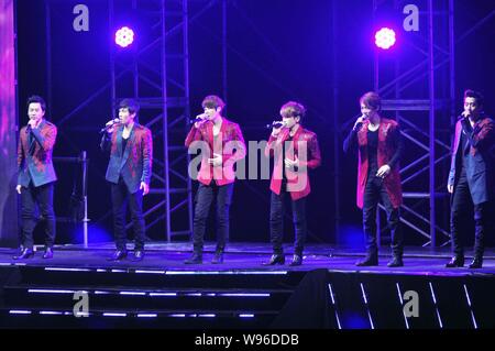 Mitglieder der Koreanischen Boyband Shinhwa führen Sie bei ihrem Konzert in Guangzhou City, South China Guangdong Provinz, 30. Juni 2012. Stockfoto