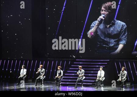 Mitglieder der Koreanischen Boyband Shinhwa führen Sie bei ihrem Konzert in Guangzhou City, South China Guangdong Provinz, 30. Juni 2012. Stockfoto