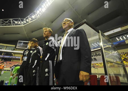 Head Coach Felix Magath, rechts, und andere Trainer des VfL Wolfsburg darstellen, während eine freundliche Fussballspiel gegen Shenxin Shanghai in Shanghai, China, 29. Stockfoto