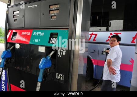 ---- Eine chinesische Fahrer tankt seinen Bus an einer Tankstelle in der Stadt Sanming, südost China Fujian Provinz, 19. Mai 2012. China will Benzin re Stockfoto