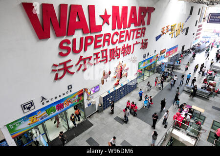 ------ Chinesische Kunden gehen Sie shoppen in einem Wal-Mart Supercenter in Fuzhou city, südost China Fujian Provinz, 29. April 2012. Wal-Mart Stores Inc. Stockfoto