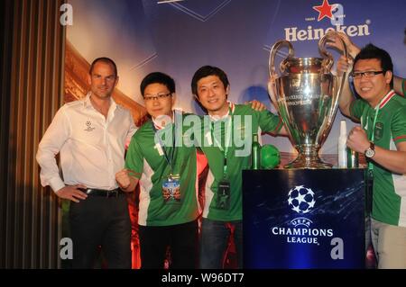 Ehemalige niederländische Fußball-Star Ronald De Boer wirft mit Fans während einer fördernden Tätigkeit für die Trophäe der UEFA Champions League in Shanghai, China, 6 Ap Stockfoto