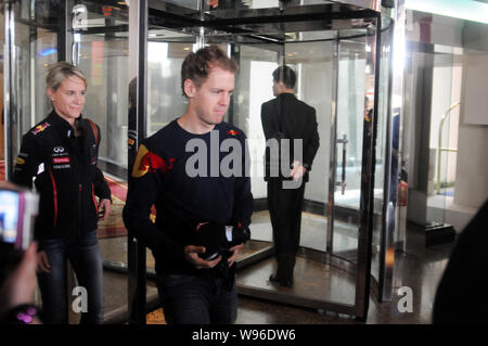Die deutschen F1 Fahrer Sebastian Vettel Red Bull Racing Team wird dargestellt, in einem Hotel in Shanghai, China, 11. April 2012. Formel Eins Weltmeister S Stockfoto