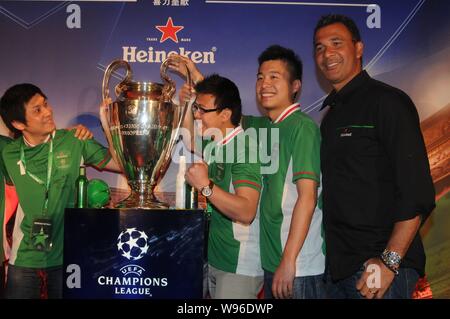 Ehemalige niederländische Fußballstar Ruud Gullit wirft mit Fans während einer fördernden Tätigkeit für die Trophäe der UEFA Champions League in Shanghai, China, 6. April Stockfoto