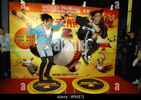 ---- Hong Kong Sänger Eason Chan und Denise Ho stellen während der Premiere Zeremonie für Kung Fu Panda 2 in Hongkong, China, 13. Juli 2011. Kung Fu Stockfoto