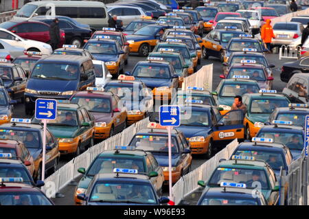 ---- Taxifahrer Line up ihre Autos, wie sie Passagiere auf dem Platz vor dem Bahnhof von Peking in Peking, China erwarten, 22 Ja Stockfoto