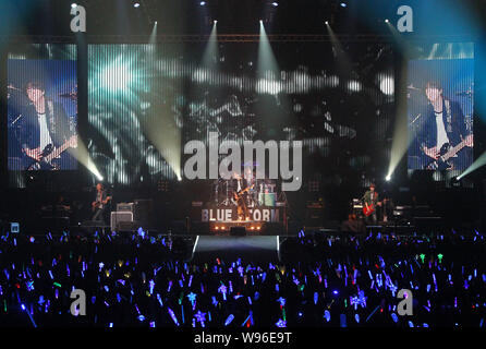 Mitglieder der Koreanischen junge Band C.N. Blau während des Konzerts in Taipei, Taiwan, 28. Februar 2012 ausführen. Stockfoto