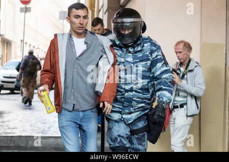 Moskau, 10. August 2019. Riot Polizisten verhaften ein Teilnehmer eines unsanctioned Spaziergang nach dem Treffen Stockfoto