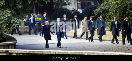 Kanadische Premierminister Stephen Harper und seine Frau Laureen besuchen Sie Chongqing Zoo in Chongqing, China, 11. Februar 2012. Kanadische Premierminister Steph Stockfoto