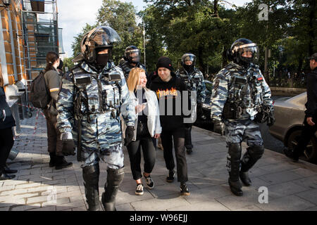 Moskau, 10. August 2019. Riot Polizisten verhaften ein Teilnehmer eines unsanctioned Spaziergang nach dem Treffen Stockfoto