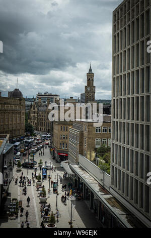 Eine Dachterrasse mit Blick auf den Broadway und das Rathaus in Bradford, West Yorkshire, UK Stockfoto