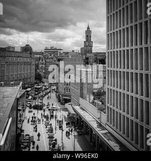 Eine Dachterrasse mit Blick auf den Broadway und das Rathaus in Bradford, West Yorkshire, UK Stockfoto