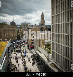 Eine Dachterrasse mit Blick auf den Broadway und das Rathaus in Bradford, West Yorkshire, UK Stockfoto