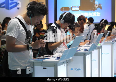 Besucher Spielen elektronischer Spiele während des 10. China Digital Entertainment Expo und Konferenz, wie ChinaJoy 2012 in Shanghai, China, 26. und 20. Juli bekannt Stockfoto