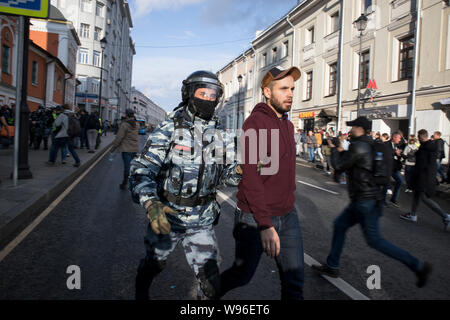 Moskau, 10. August 2019. Riot Polizisten verhaften ein Teilnehmer eines unsanctioned Spaziergang nach dem Treffen Stockfoto