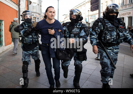 Moskau, 10. August 2019. Riot Polizisten verhaften ein Teilnehmer eines unsanctioned Spaziergang nach dem Treffen Stockfoto