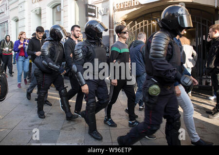 Moskau, 10. August 2019. Riot Polizisten verhaften ein Teilnehmer eines unsanctioned Spaziergang nach dem Treffen Stockfoto