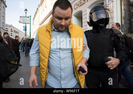 Moskau, 10. August 2019. Riot Polizisten verhaften ein Teilnehmer eines unsanctioned Spaziergang nach dem Treffen Stockfoto