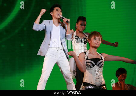 Taiwanesische Sänger Jimmy Lin führt während eines Konzerts Kennzeichnung Peking die Olympischen Spiele 2008 in Peking, China, 8. August 2012. Stockfoto