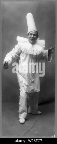 Amadeo Bassi, full-length Portrait, stehend, nach rechts, in der Clown (Pagliacci) Kostüm Stockfoto